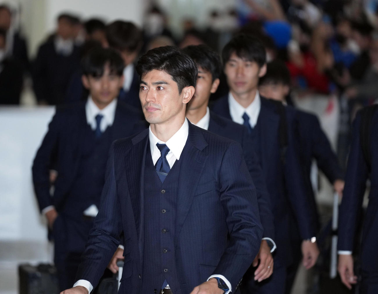 多くのサポーターが迎える中、カタールから帰国する谷口（手前）ら日本代表の選手たち（撮影・狩俣裕三）