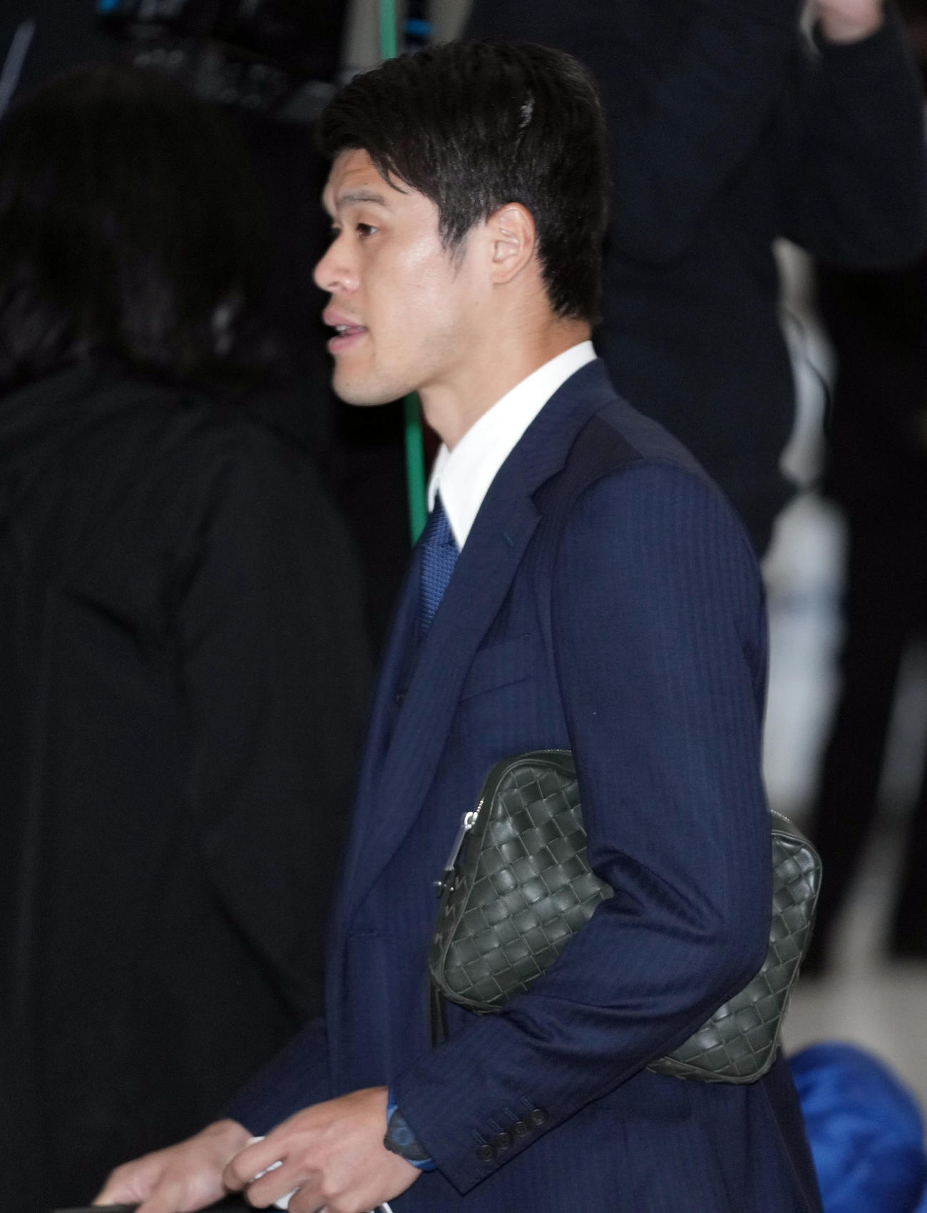 多くのサポーターが迎える中、カタールから帰国する酒井（手前）ら日本代表の選手たち（撮影・狩俣裕三）