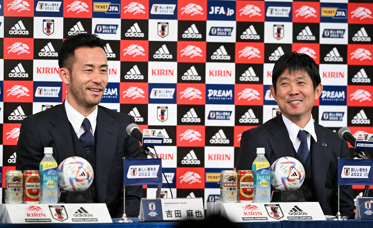 カタールから帰国し会見する森保監督（右）と吉田（撮影・滝沢徹郎）