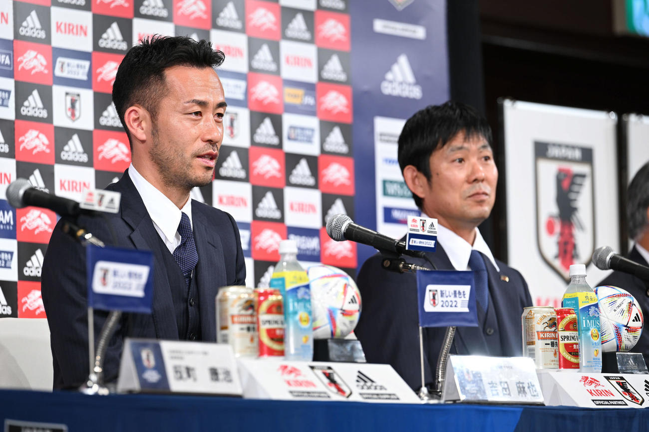 カタールから帰国し会見する吉田（左）と森保監督（撮影・滝沢徹郎）