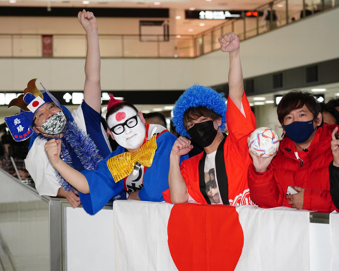 カタールから帰国する日本代表の選手たちを到着ゲートで待つサポーターたち（撮影・狩俣裕三）