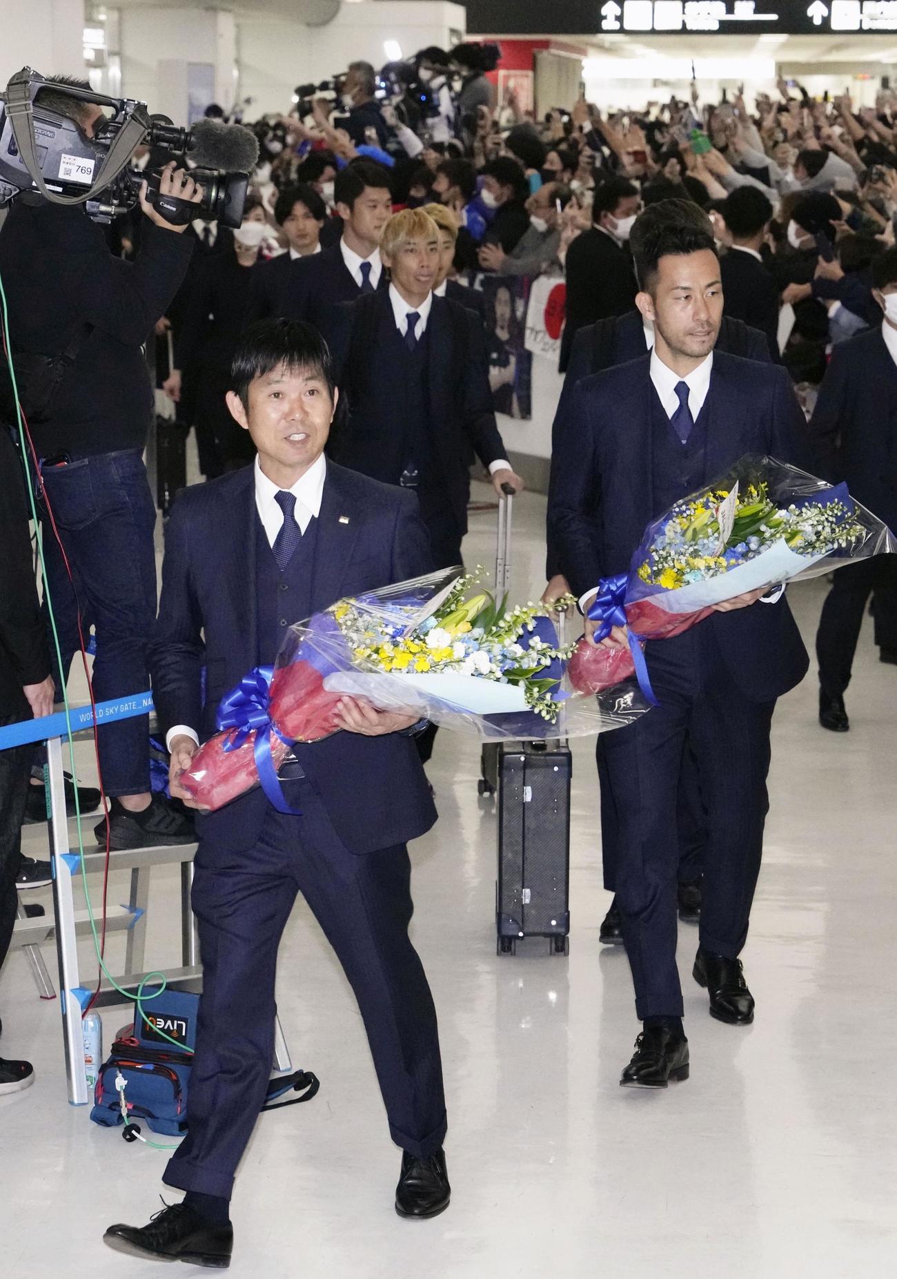 帰国した（手前左から）森保一監督、吉田麻也ら日本代表（共同）