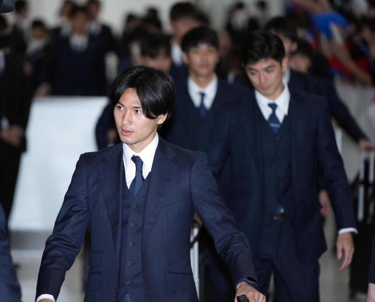 多くのサポーターが迎える中、カタールから帰国する南野（手前）ら日本代表の選手たち（撮影・狩俣裕三）