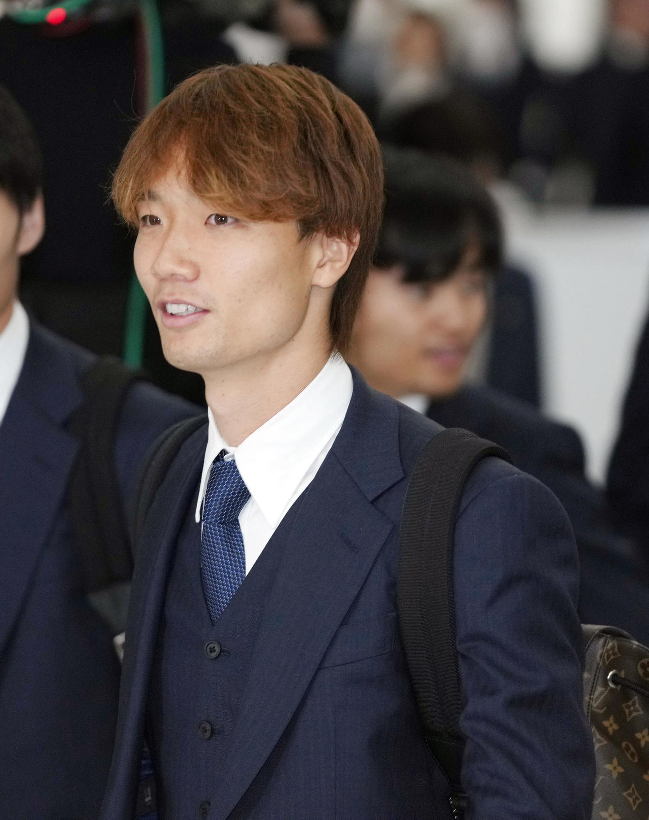多くのサポーターが迎える中、カタールから帰国する板倉ら日本代表の選手たち（撮影・狩俣裕三）