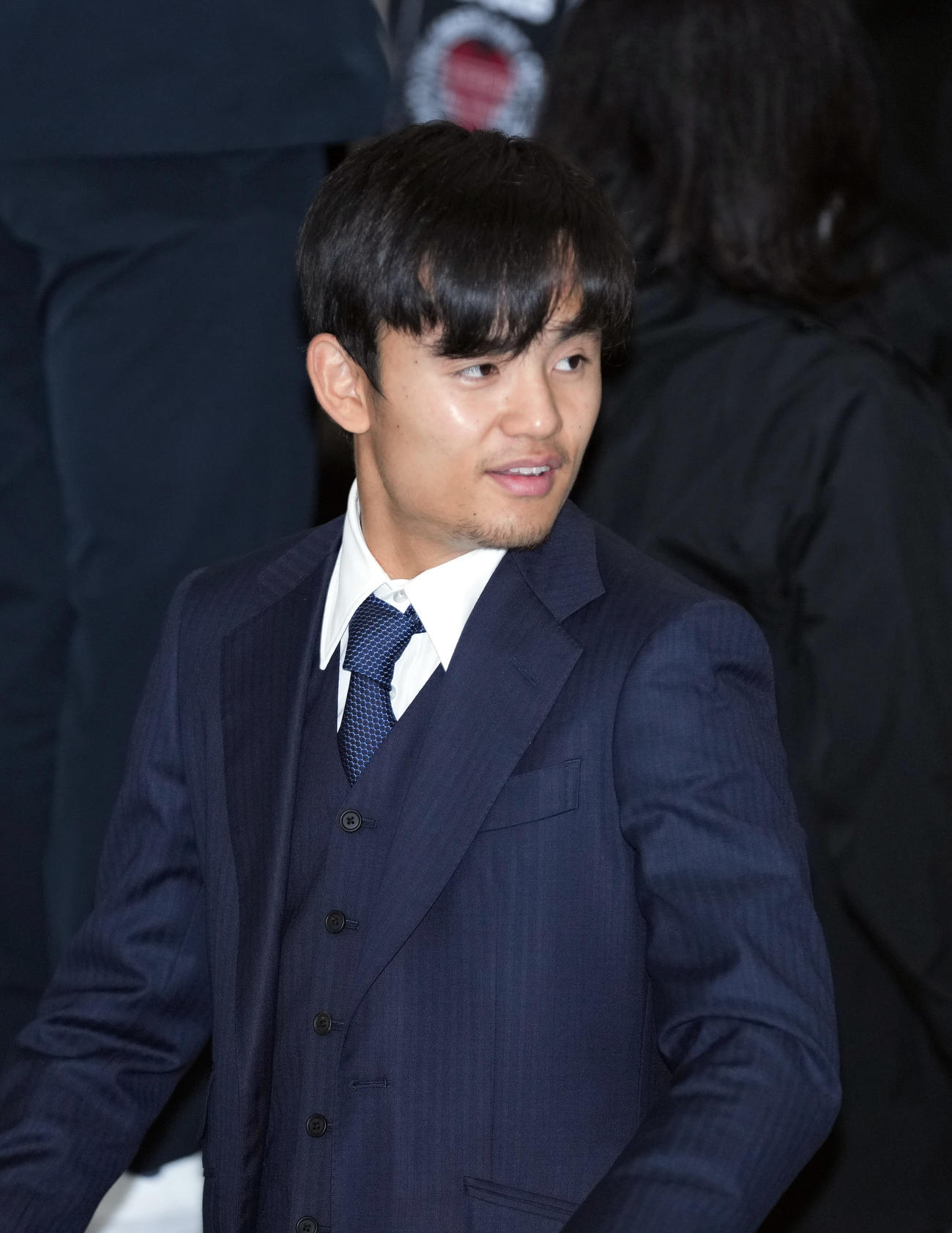 多くのサポーターが迎える中、カタールから帰国する久保ら日本代表の選手たち（撮影・狩俣裕三）