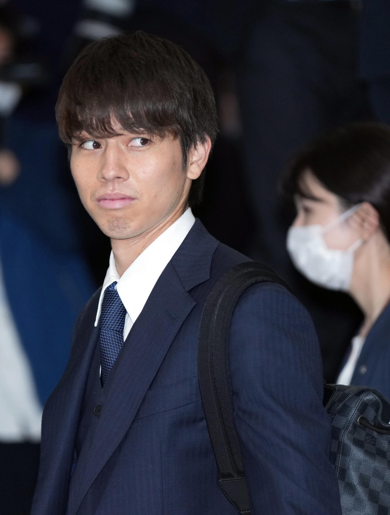 多くのサポーターが迎える中、カタールから帰国する田中ら日本代表の選手たち（撮影・狩俣裕三）