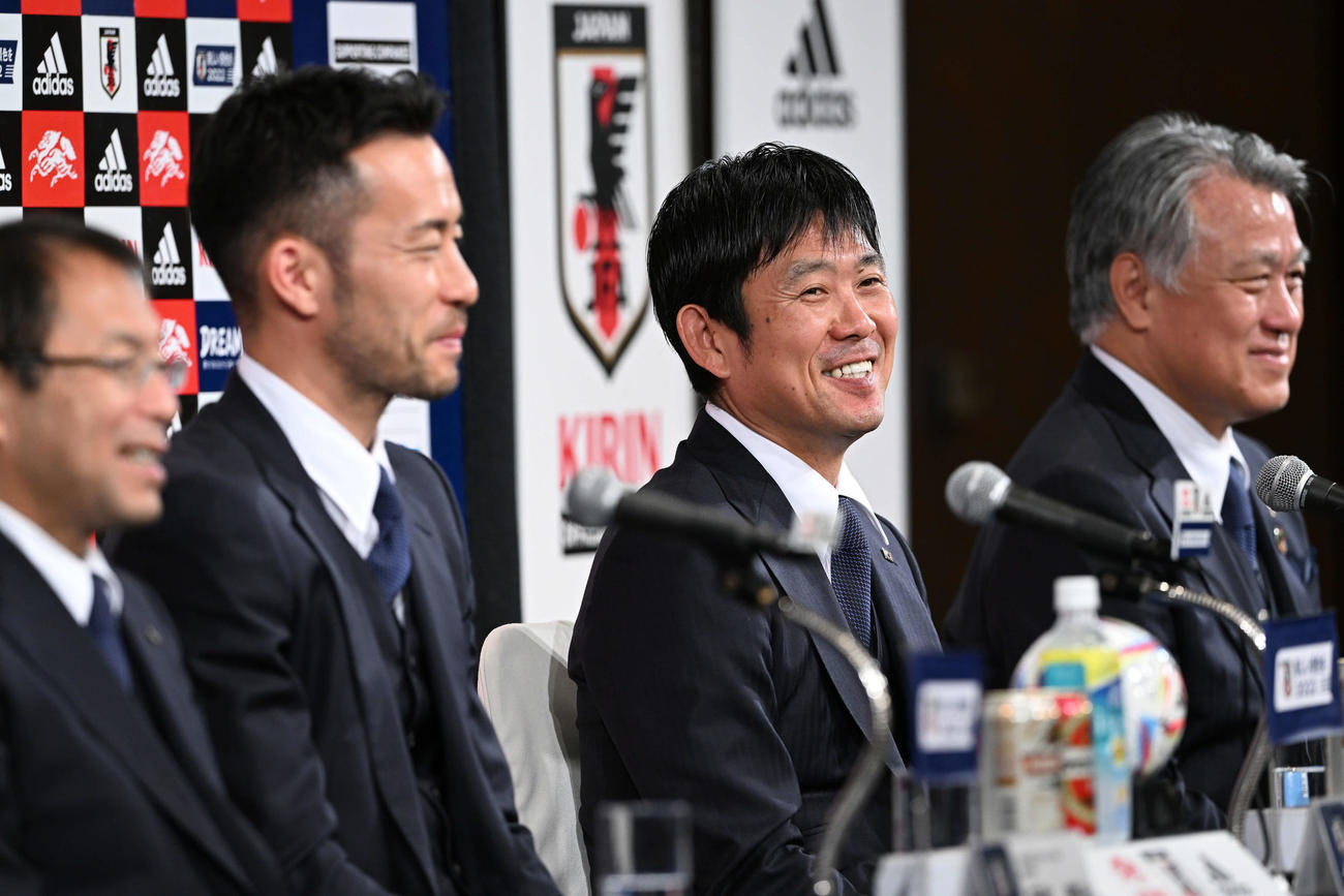 カタールから帰国し会見で笑顔の森保監督（左から3人目）。左から反町技術委員長、吉田、1人おいて田嶋会長（撮影・滝沢徹郎）