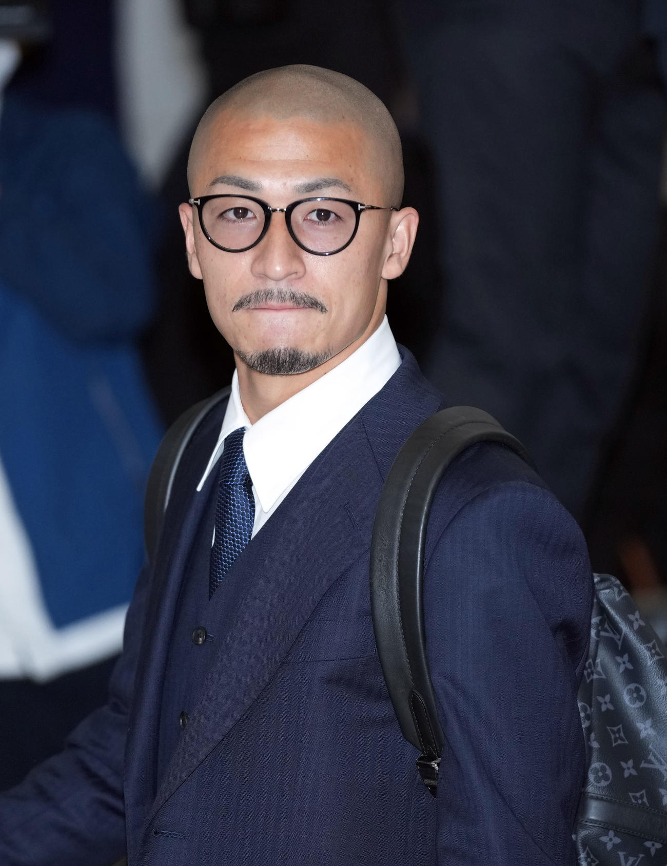 多くのサポーターが迎える中、カタールから帰国する前田ら日本代表の選手たち（撮影・狩俣裕三）
