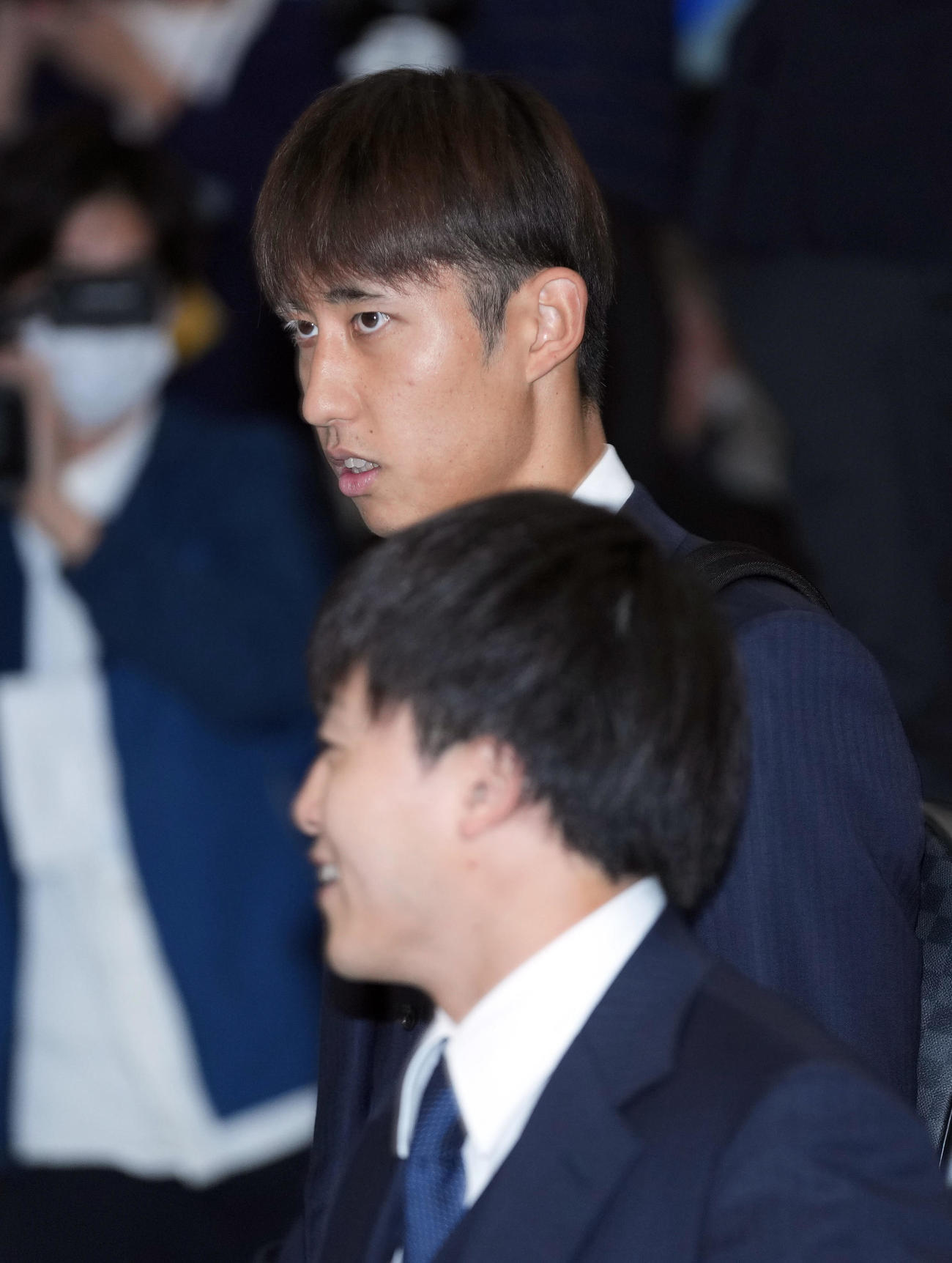 多くのサポーターが迎える中、カタールから帰国する伊藤（後方）、相馬ら日本代表の選手たち（撮影・狩俣裕三）