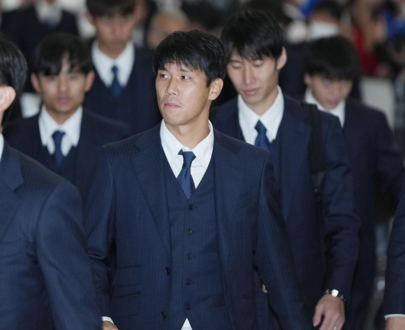 多くのサポーターが迎える中、カタールから帰国する山根（手前）ら日本代表の選手たち（撮影・狩俣裕三）