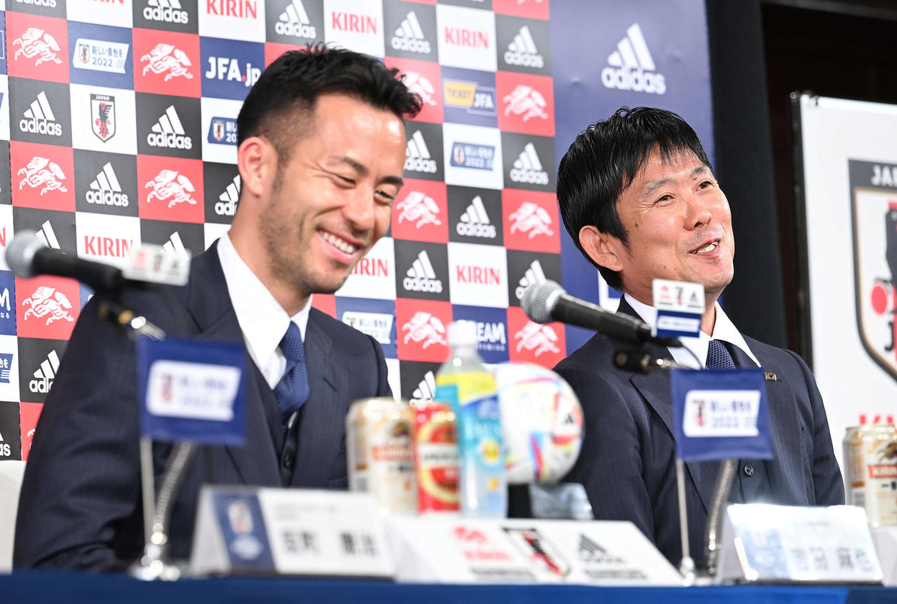 カタールから帰国し笑顔で会見する森保監督（右）と吉田（撮影・滝沢徹郎）