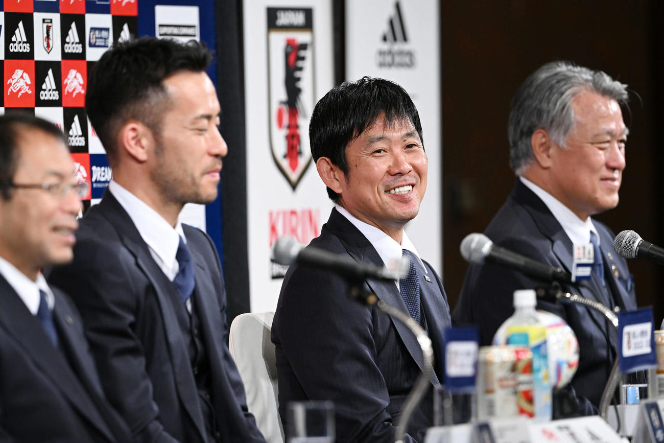 カタールから帰国し会見で笑顔の森保監督（左から3人目）。左から反町技術委員長、吉田、1人おいて田嶋会長（撮影・滝沢徹郎）