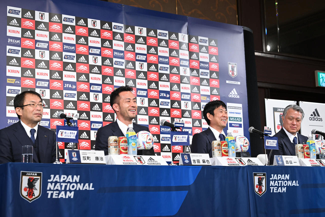 カタールから帰国し会見する森保監督（左から3人目）ら。左から反町技術委員長、吉田、1人おいて田嶋会長（撮影・滝沢徹郎）