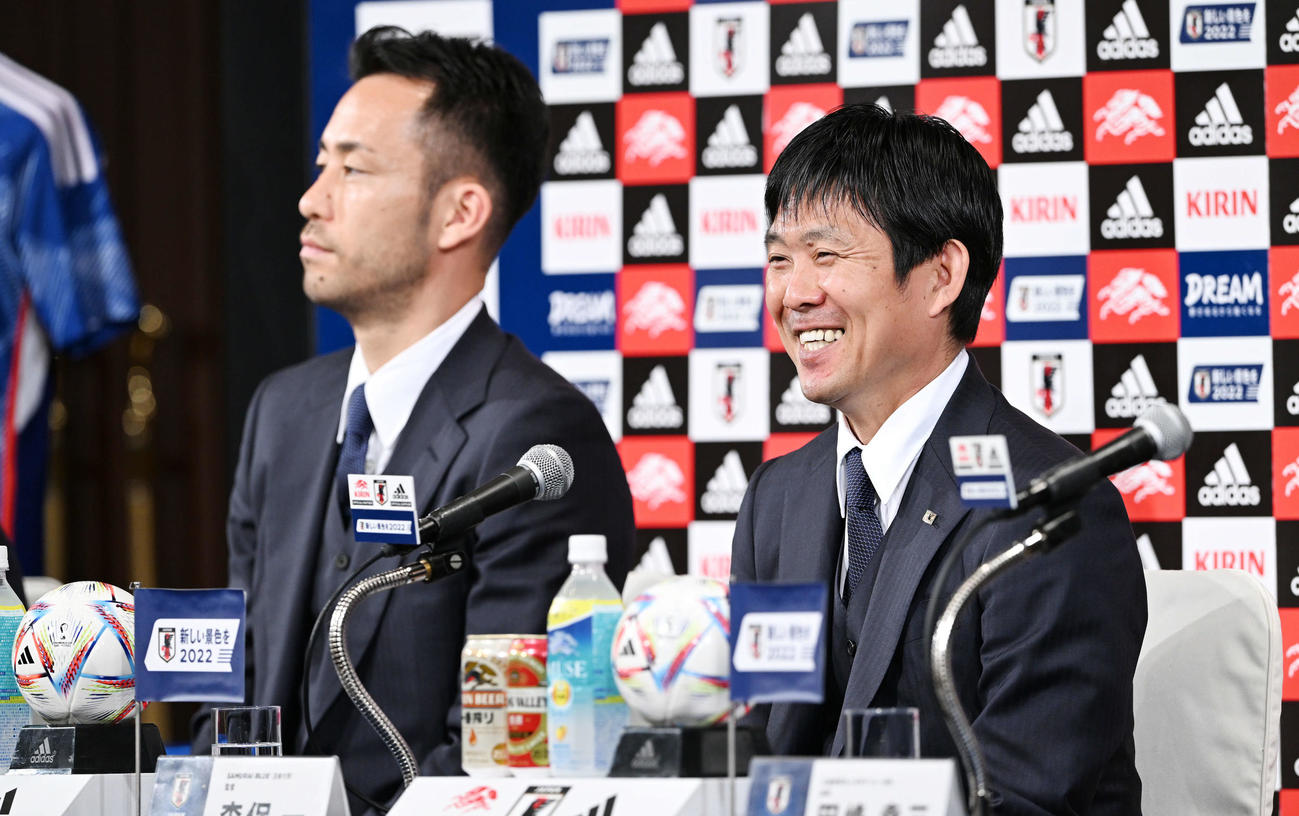 カタールから帰国し笑顔で会見する森保監督（右）と吉田（撮影・滝沢徹郎）