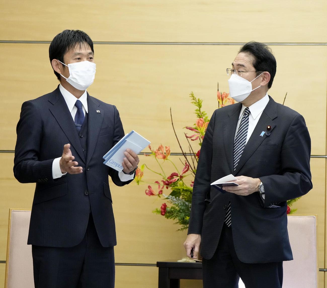 サッカーW杯カタール大会日本代表メンバーと面会し、森保一監督（左）と話す岸田首相（共同）