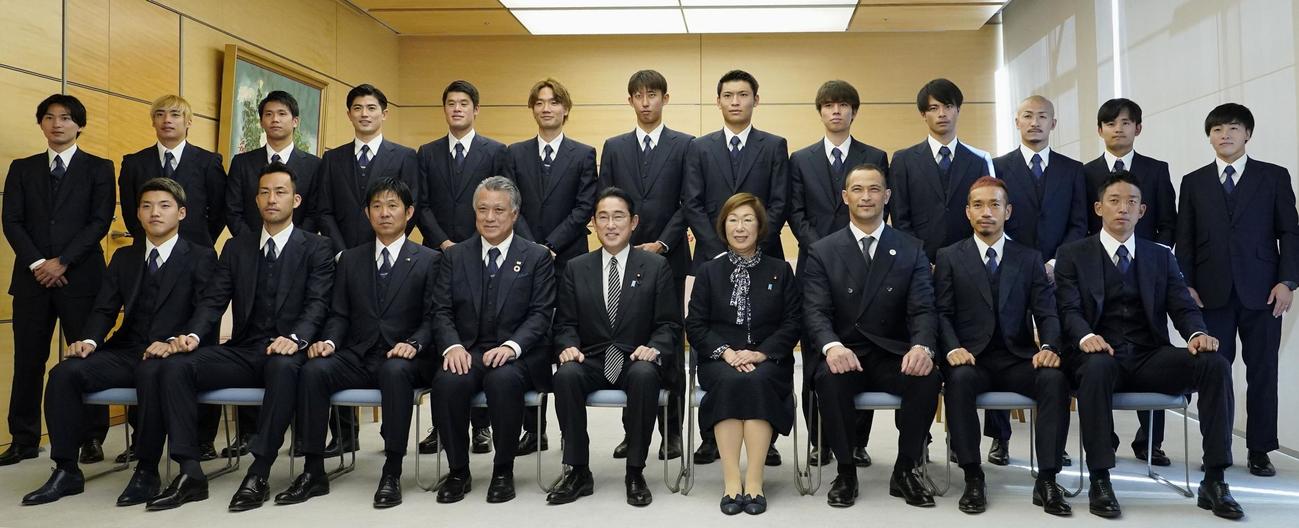 首相官邸を訪れ、岸田首相（前列中央）らと記念写真に納まるサッカーW杯カタール大会日本代表のメンバーら。前列左から3人目は森保一監督（共同）