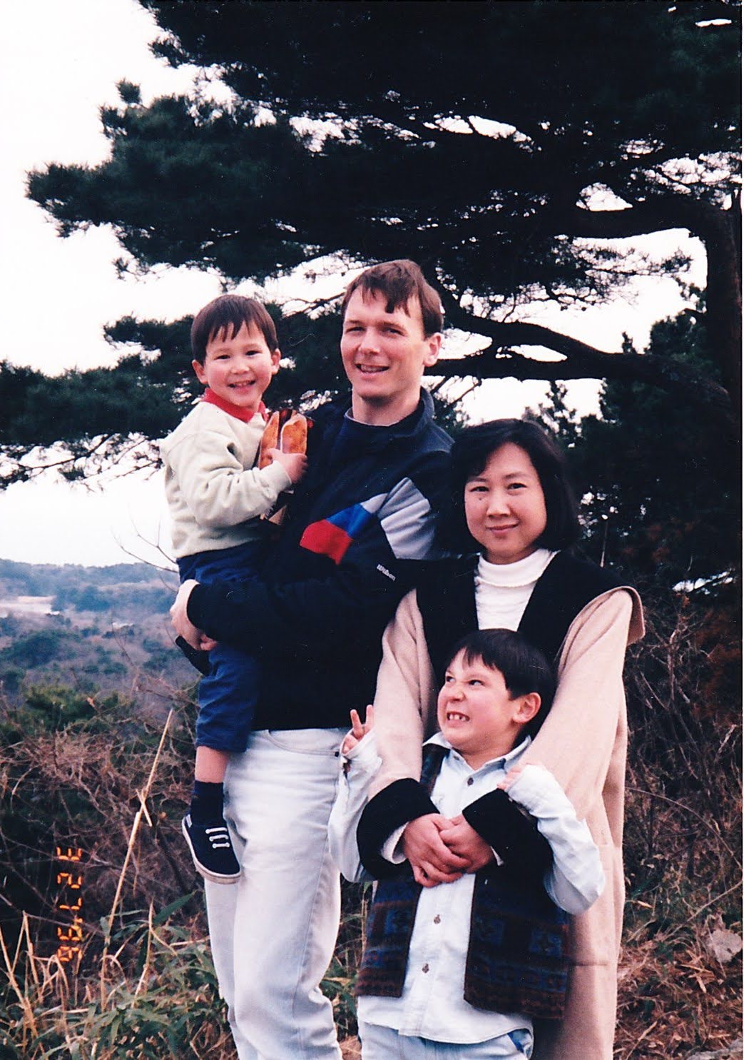 幼少期の日本代表GKシュミット・ダニエル（左上）と父ケネスさん、母登代子さん、兄ジョシュアさん（家族提供）