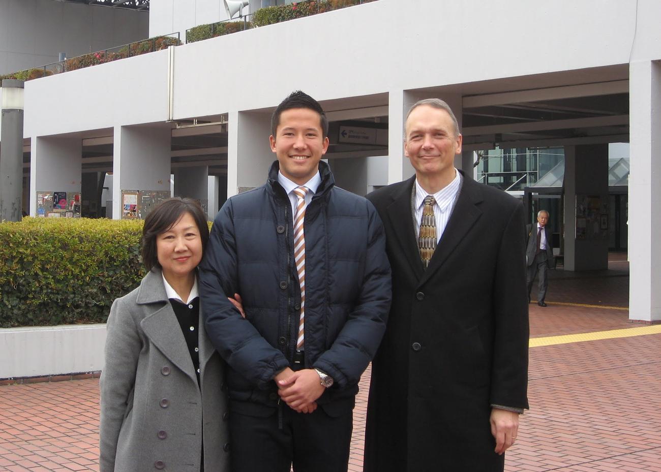 日本代表GKシュミット・ダニエル（中央）と父ケネスさん、母登代子さん（家族提供）