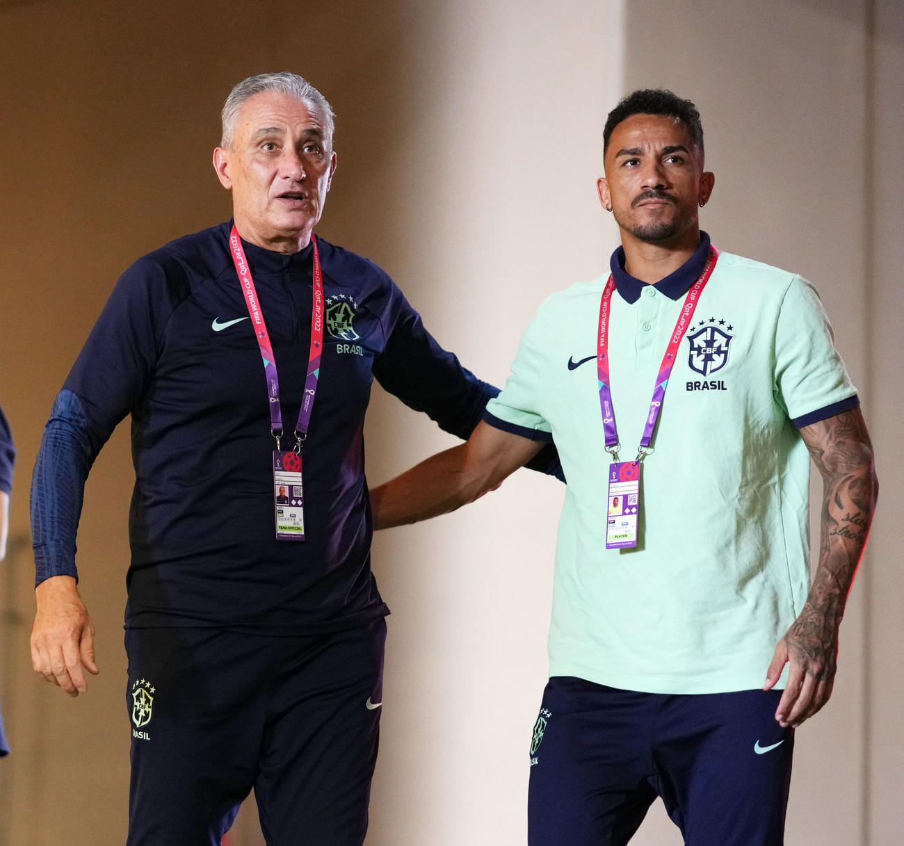 公式会見に臨むブラジル代表チチ監督（左）とダニーロ（撮影・横山健太）