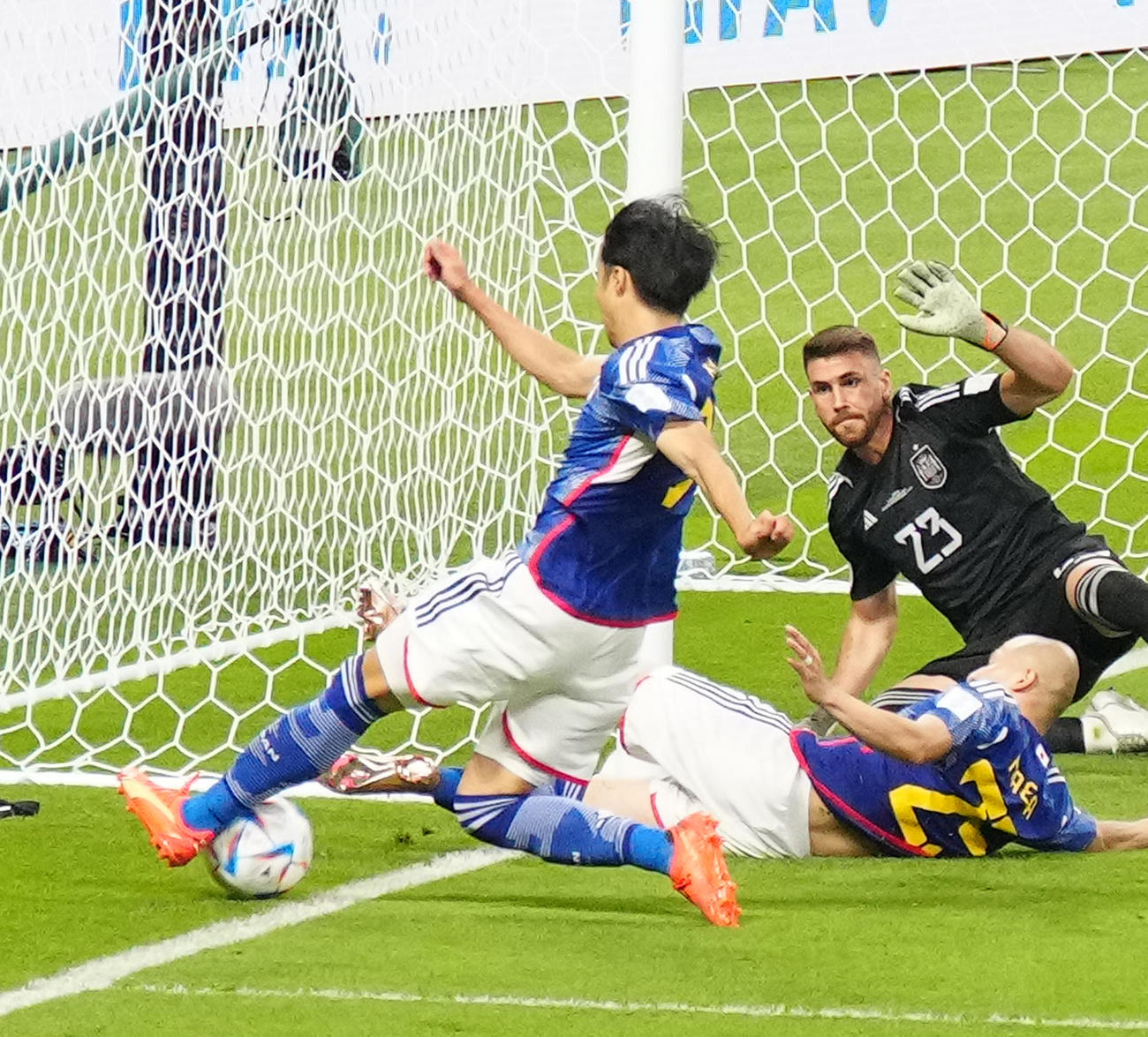 日本対スペイン　後半、ゴールラインギリギリの所から決勝ゴールとなる田中にラストパスを送る三笘（2022年12月1日撮影）