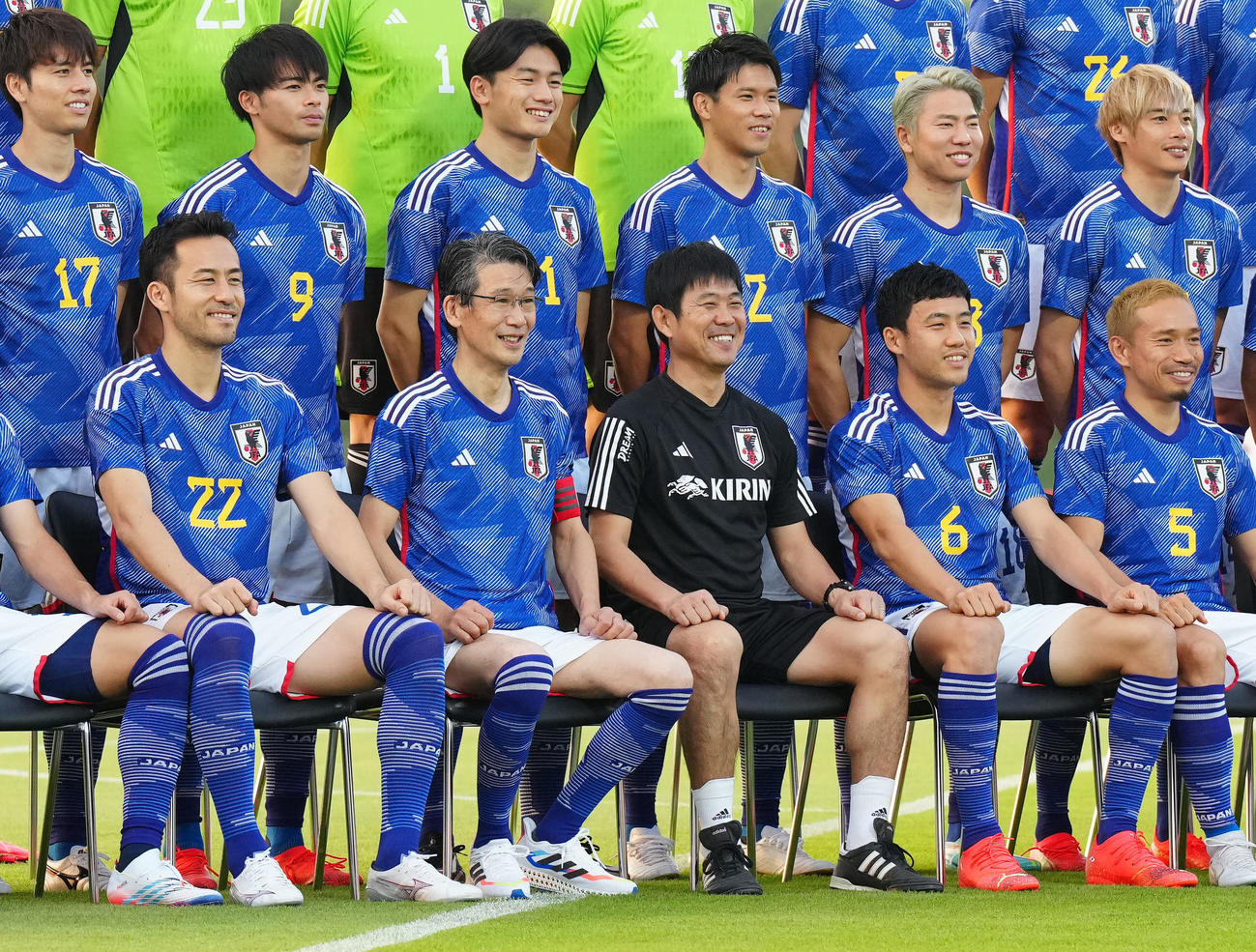 19日、日本代表の選手たちと集合写真に納まる日本代表専属シェフの西さん（前列左から2人目）（撮影・江口和貴）