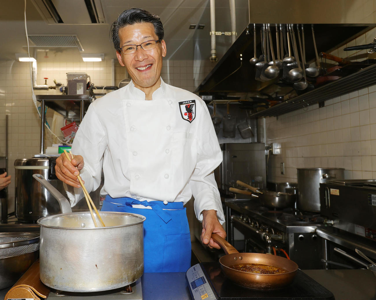 2022年8月30日、選手に大好評のパスタを調理するサッカー日本代表専属シェフの西芳照氏