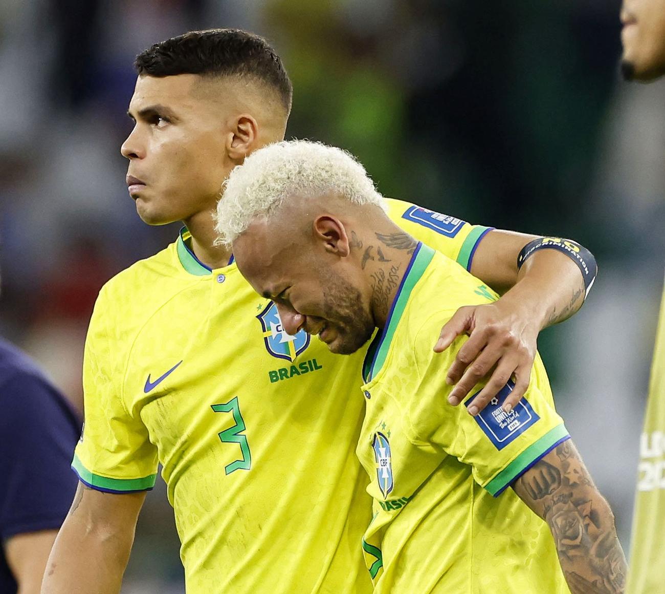 PK戦の末にクロアチアに敗れ、涙を流して引き揚げるブラジルのネイマール。左はチアゴシウバ＝アルラヤン（共同）