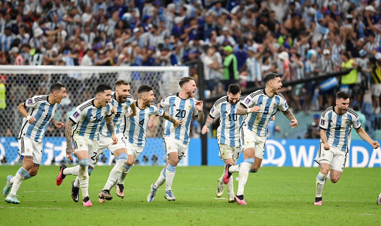 オランダ対アルゼンチン　PK戦の末、オランダに勝利し駆け出すアルゼンチンイレブン（撮影・横山健太）