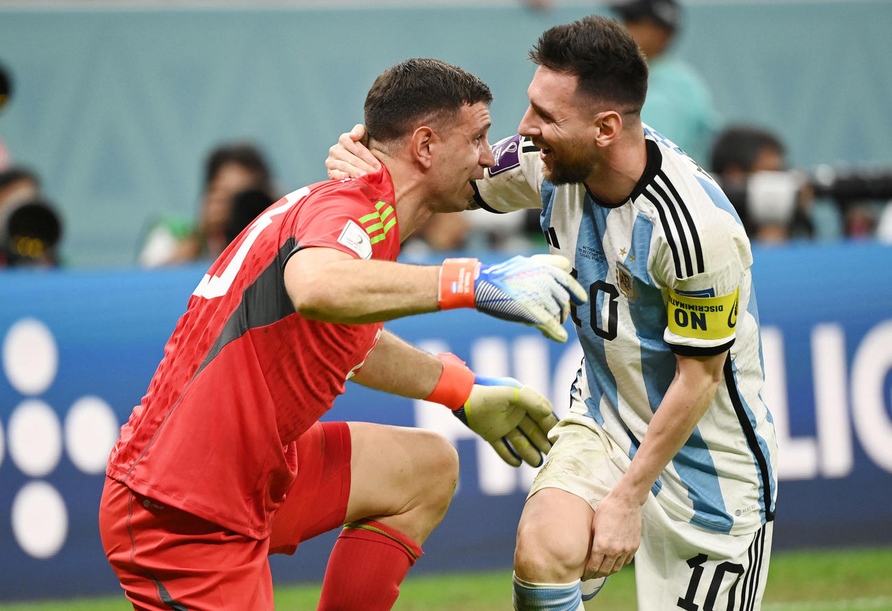 オランダ対アルゼンチン　PK戦の末、オランダに勝利しアルゼンチン代表GKエミラノ・マルティネス（左）の元へ駆け寄るリオネル・メッシ（撮影・横山健太）