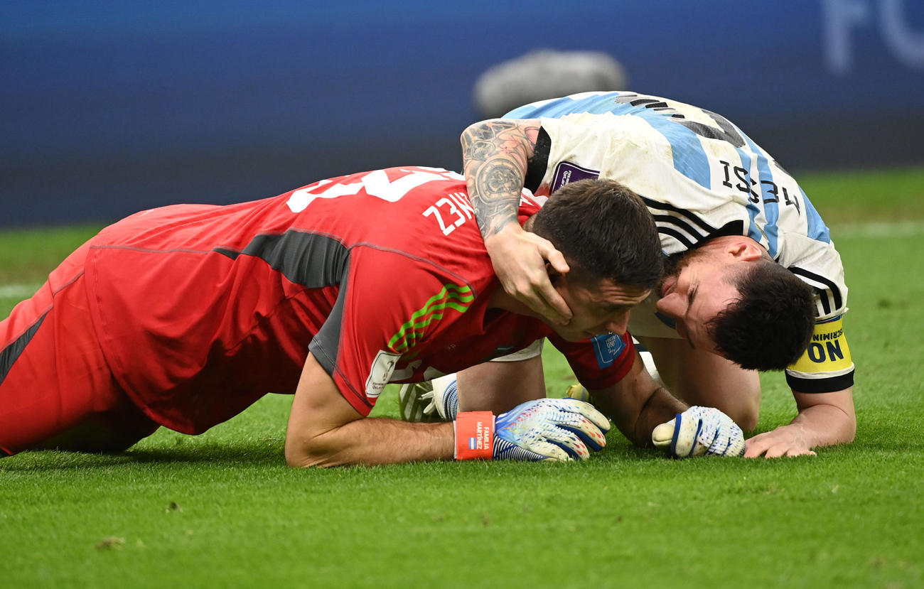 オランダ対アルゼンチン　PK戦の末、オランダに勝利しアルゼンチン代表GKエミラノ・マルティネス（左）の元へ駆け寄るリオネル・メッシ（撮影・横山健太）