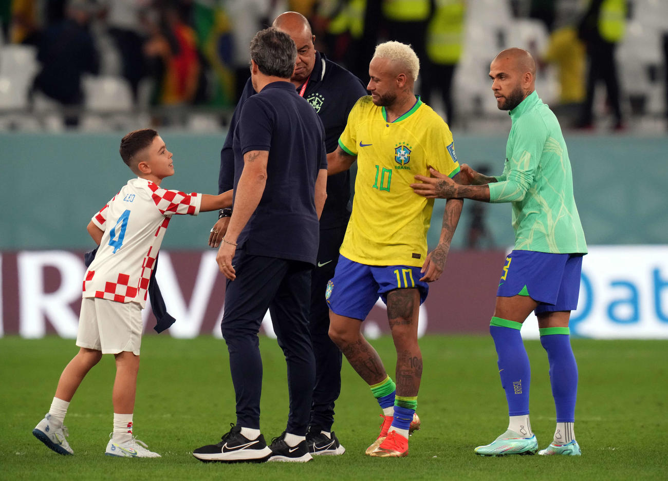 クロアチア対ブラジル　試合後、イバン・ペリシッチの息子（左）と言葉を交わすネイマール（中央）（撮影・パオロ　ヌッチ）