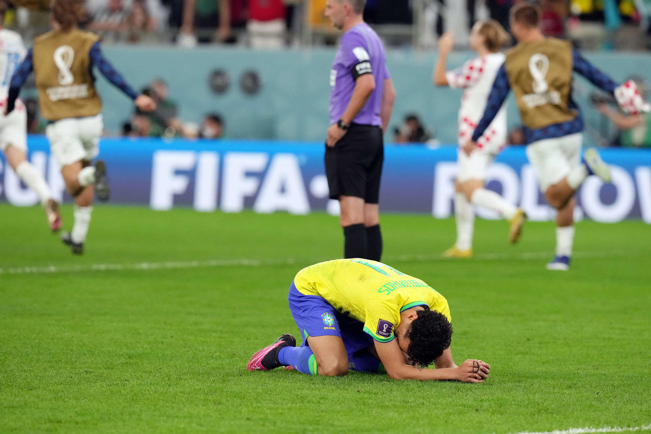 クロアチア対ブラジル　クロアチアに敗れ肩を落とすブラジル代表（撮影・パオロ　ヌッチ）