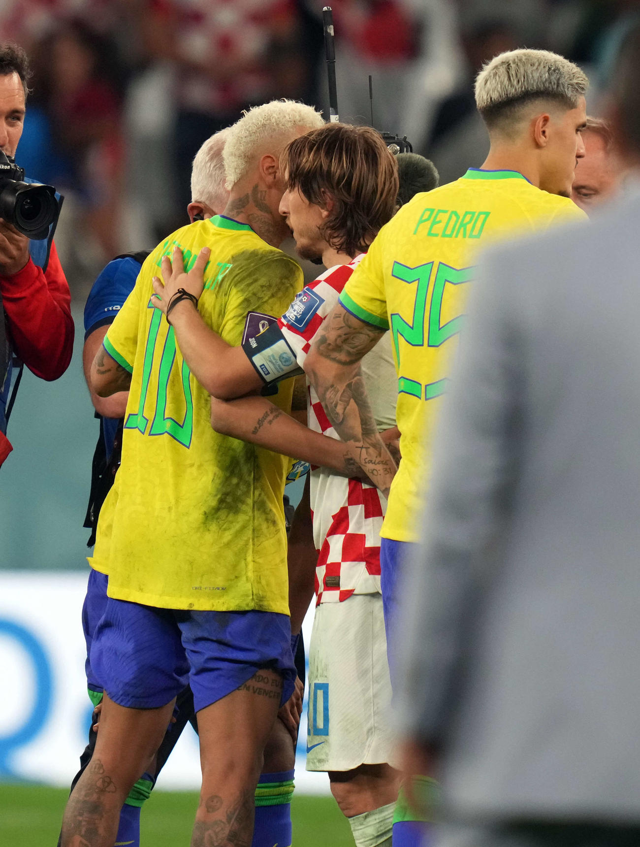 クロアチア対ブラジル　試合を終えたたえ合うネイマール（左）とモドリッチ（撮影・パオロ　ヌッチ）