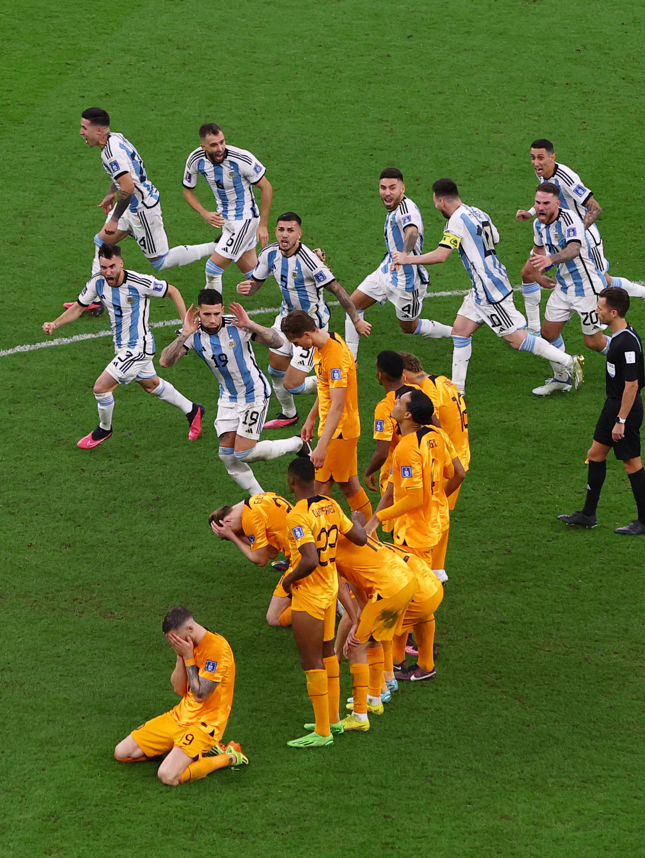 試合に敗れガックリするオランダイレブンと挑発的な行動を取るアルゼンチンの選手たち（ロイター）