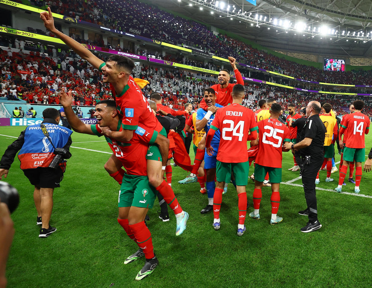 初のベスト4進出を決め喜ぶモロッコイレブン（ロイター）