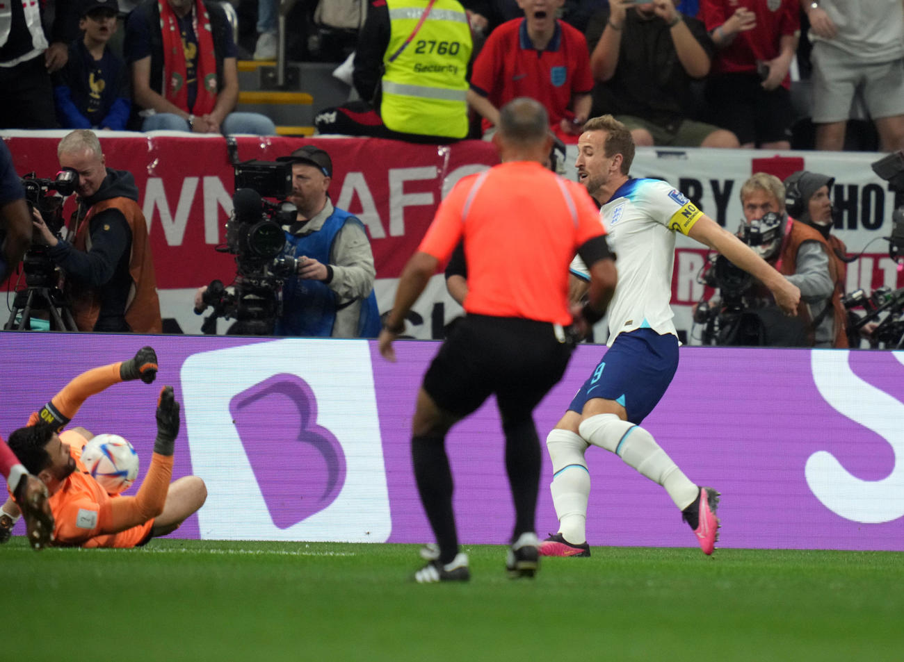 イングランド対フランス　前半、フランスGKロリス（左）にシュートを止められるイングランド・ケーン（撮影・パオロ　ヌッチ）