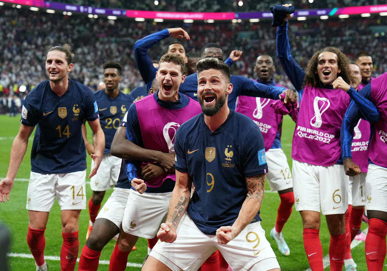 イングランド対フランス　イングランドに勝利し、歓喜するジルー（中央）らフランスの選手たち（撮影・パオロ　ヌッチ）