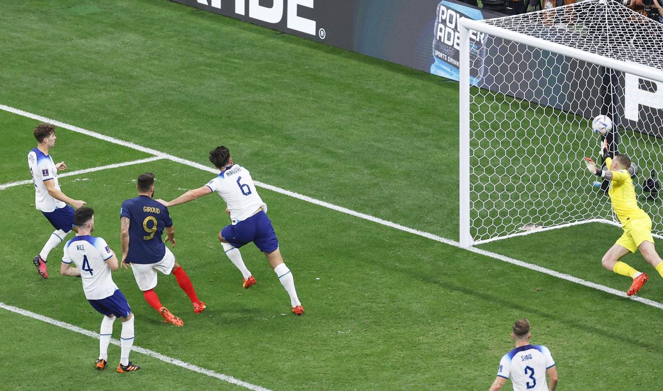 イングランド－フランス　後半、チーム2点目のゴールを決めるフランスのジルー（9）。GKピックフォード＝アルホル（共同）