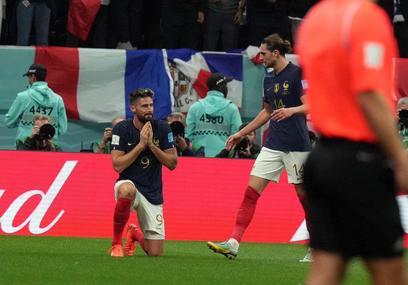イングランド対フランス　後半、ゴールを決めたフランス・ジルー（左）。右はラビオ（撮影・パオロ　ヌッチ）