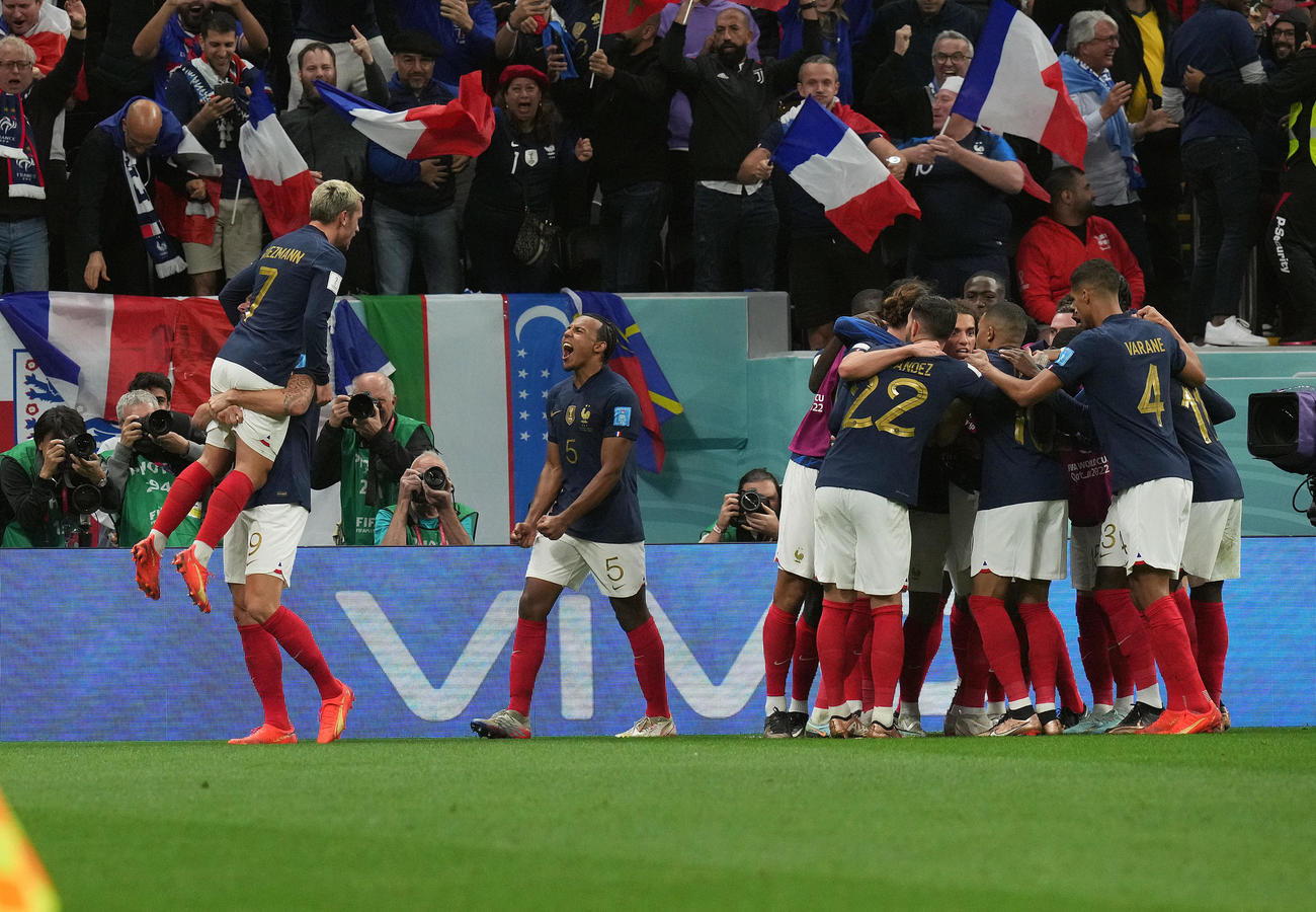 イングランド対フランス　後半、ジルー（左から2人目）がゴールを決め、喜ぶフランスの選手たち（撮影・パオロ　ヌッチ）
