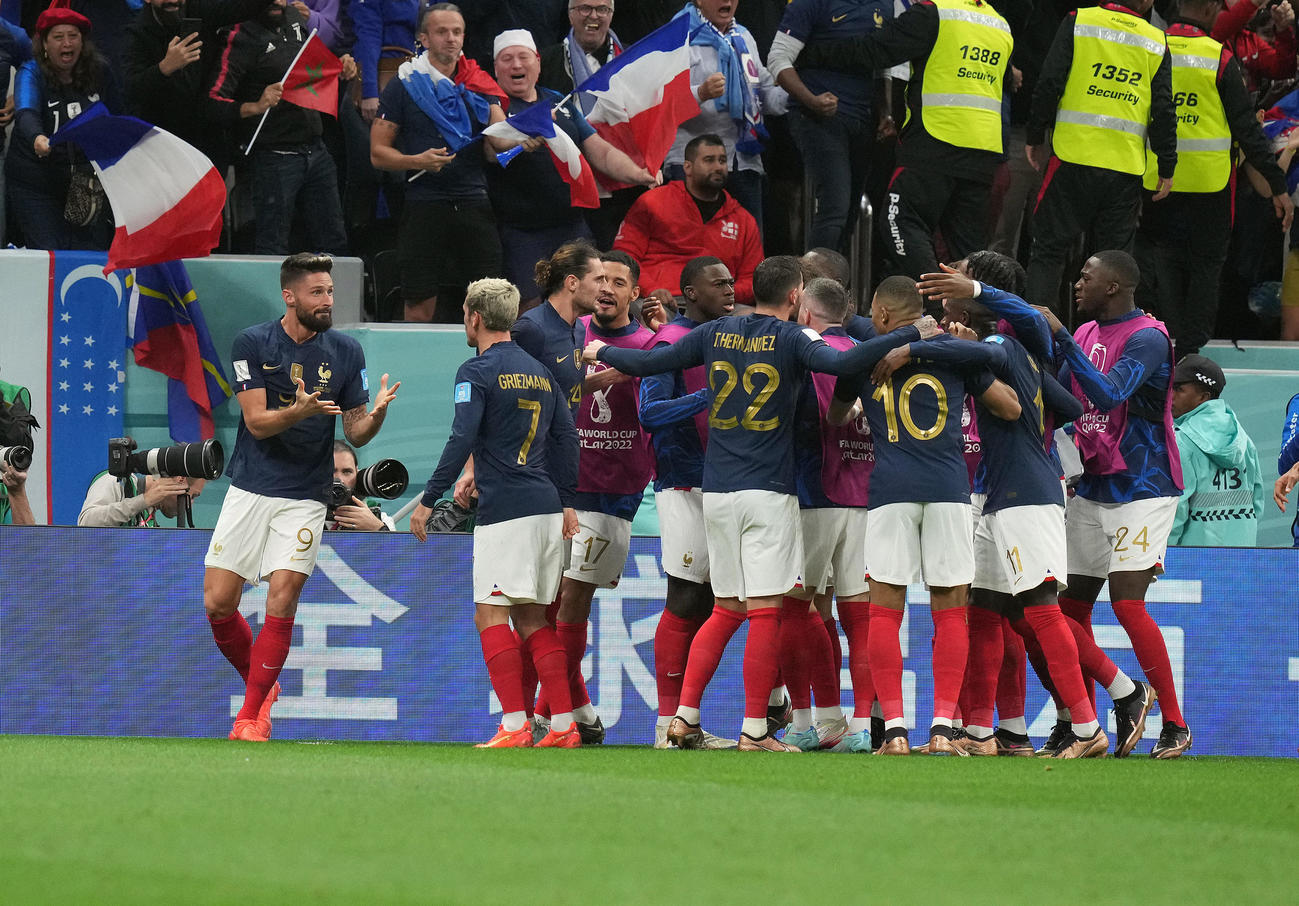 イングランド対フランス　後半、ジルー（左端）がゴールを決め、喜ぶフランスの選手たち（撮影・パオロ　ヌッチ）