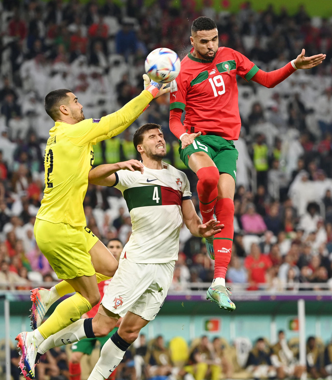 モロッコ対ポルトガル　前半、驚異の跳躍でヘディングシュートをたたき込むモロッコのネシリ。左はGKコスタ、中央はルベンディアス（撮影・横山健太）