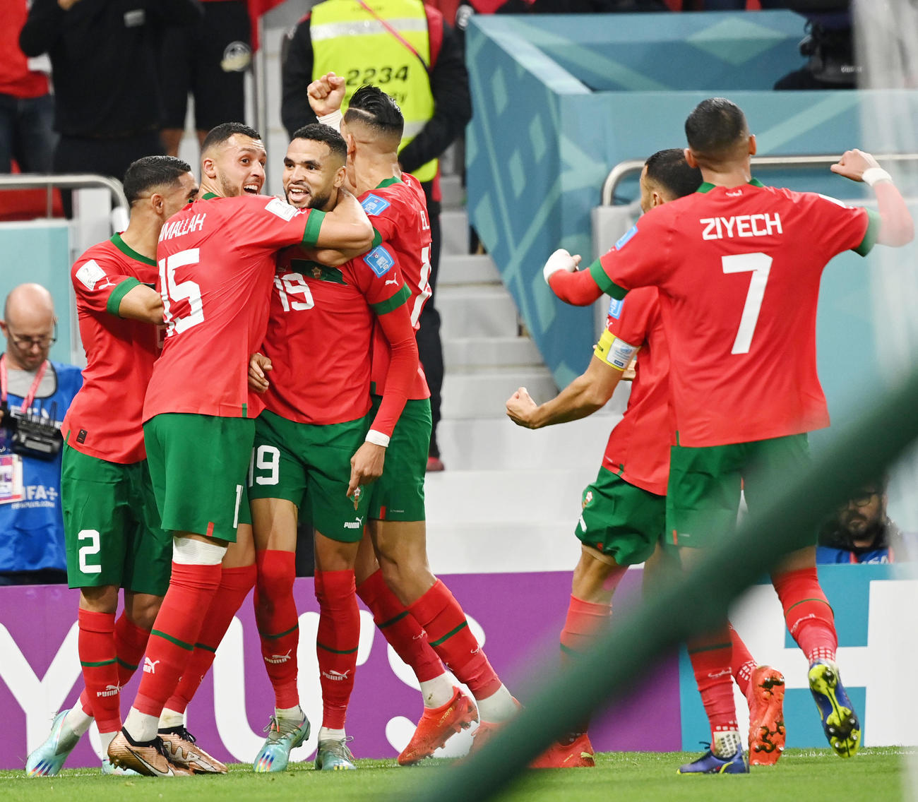 モロッコ対ポルトガル　前半、ユセフ・ネシリ（左から3人目）のゴールで先制し歓喜するモロッコイレブン（撮影・横山健太）