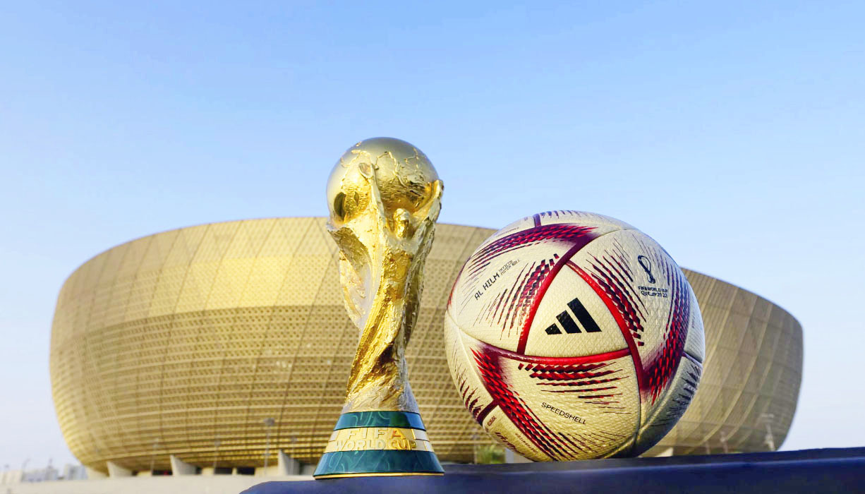 サッカーW杯カタール大会の準決勝と決勝の公式球「アル・ヒルム」（FIFAのHPより）（共同）