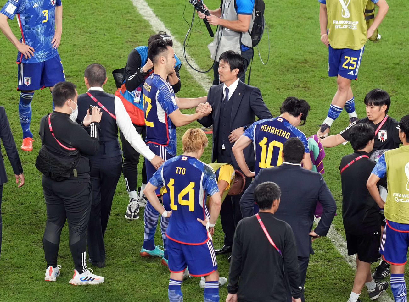 日本対クロアチア　PK戦の末に敗れた森保監督（中央右）は吉田と握手（2022年12月5日撮影）