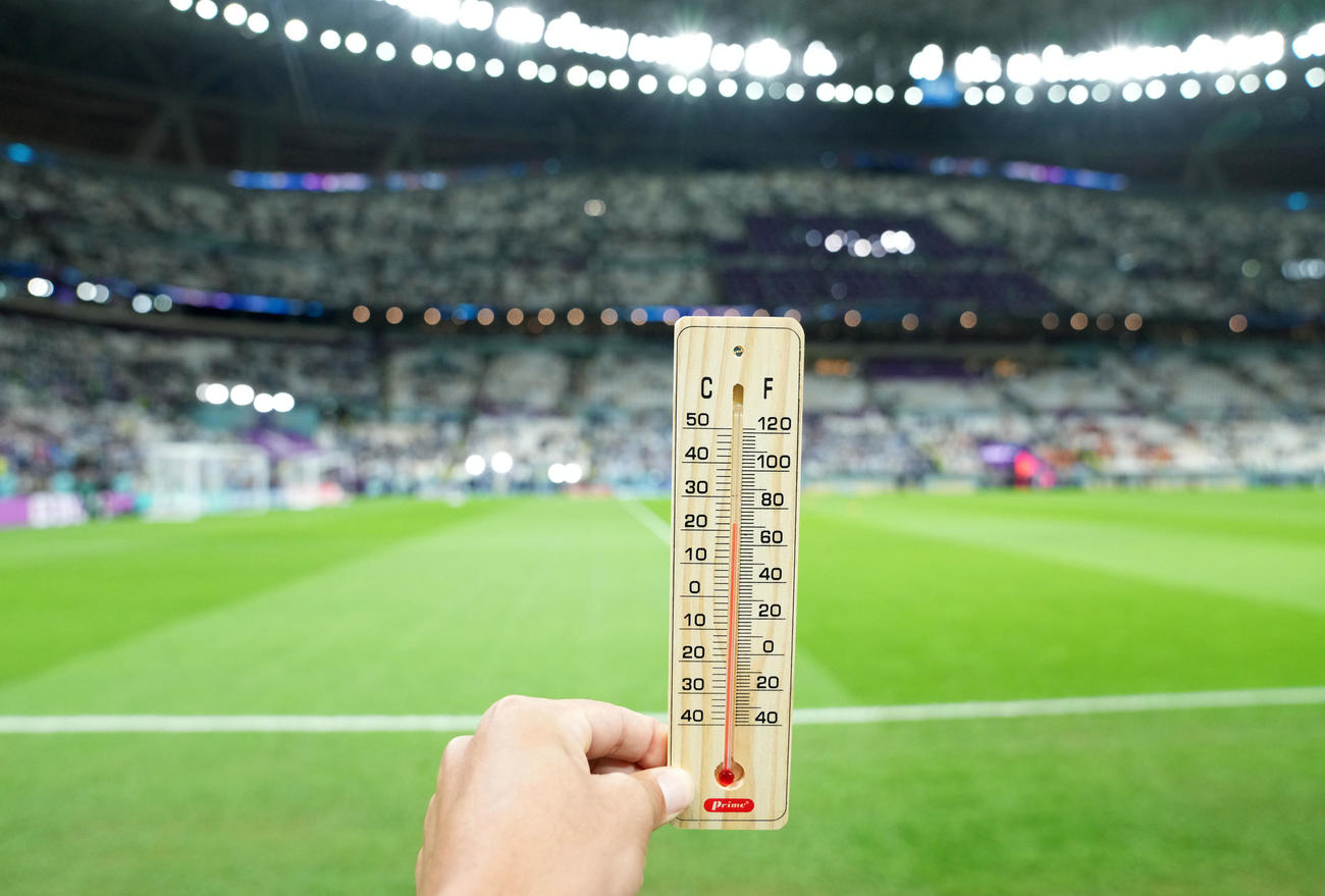 オランダ対アルゼンチン　ピッチの温度は22℃を指し示す（撮影・横山健太）