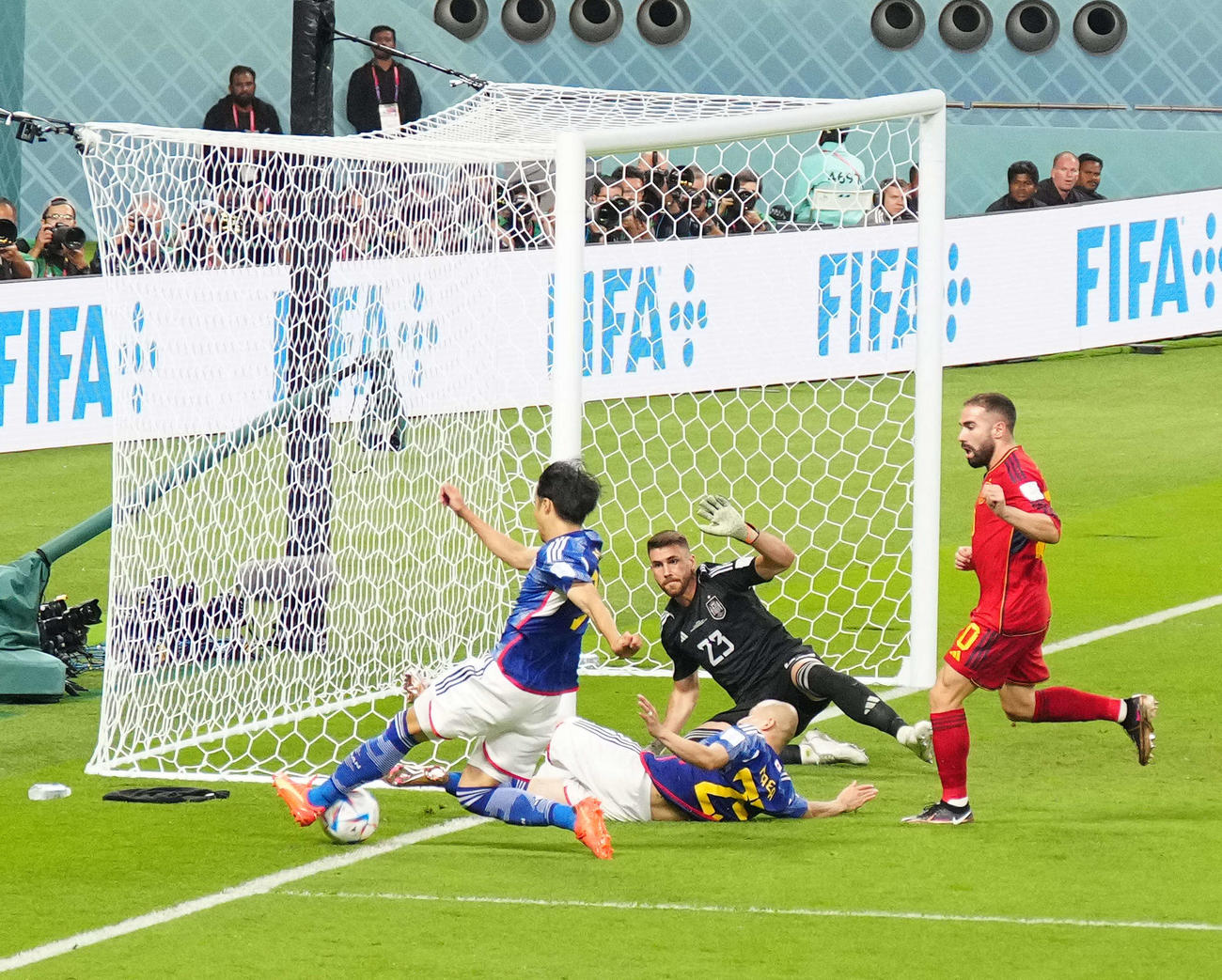 日本対スペイン　後半、三笘（手前）はゴールラインギリギリでクロスを入れ、田中碧の逆転ゴールをアシスト（2022年12月1日撮影）