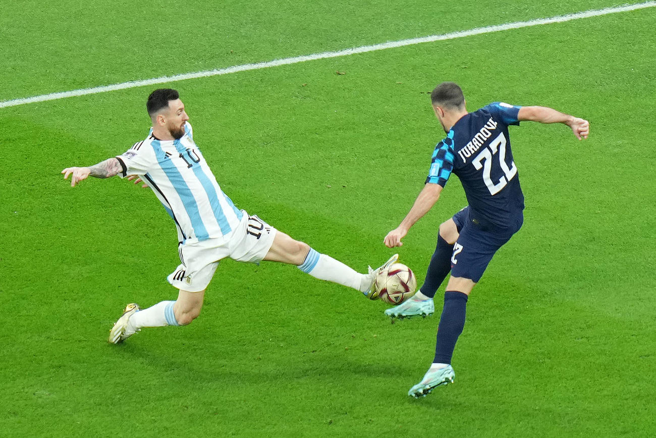 アルゼンチン対クロアチア　前半、競り合うアルゼンチン代表リオネル・メッシ（左）とクロアチア代表ヨシプ・ユラノビッチ（撮影・横山健太）