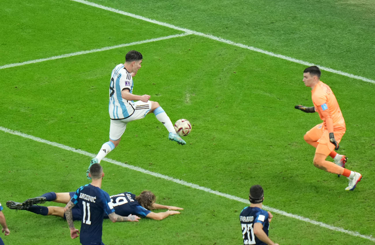 アルゼンチン対クロアチア　前半、ごーるを決めるアルゼンチン代表フリアン・アルバレス（左）（撮影・横山健太）
