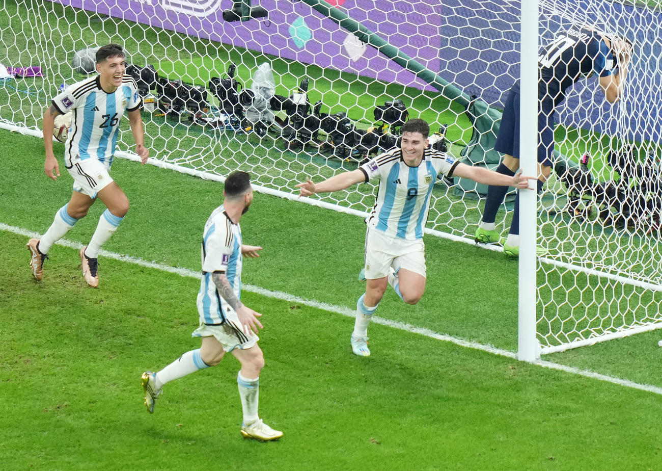 アルゼンチン対クロアチア　前半、ゴールを決め歓喜するアルゼンチン代表フリアン・アルバレス（右）（撮影・横山健太）